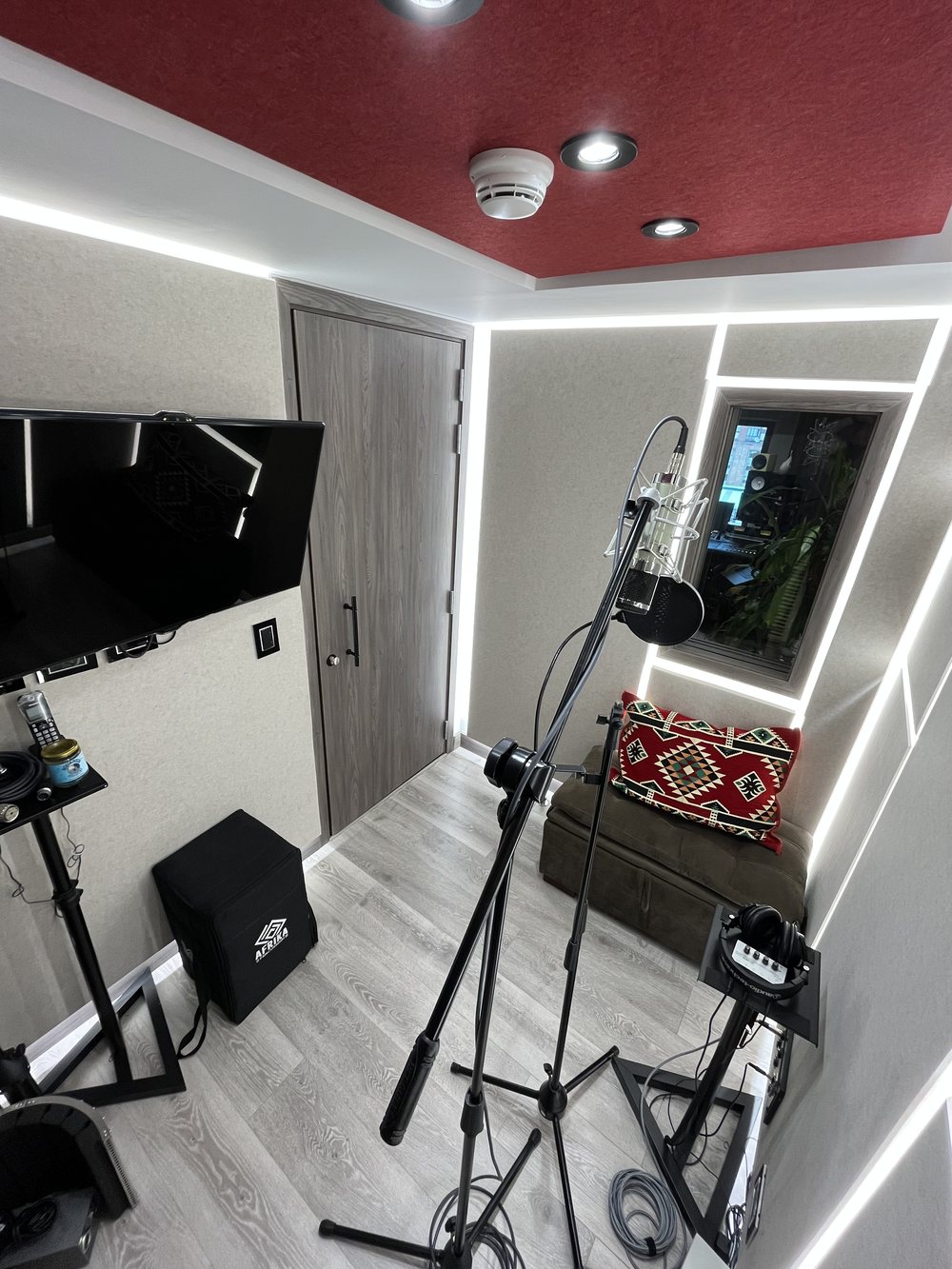 Cabina vocal con tratamiento acústico e iluminación led