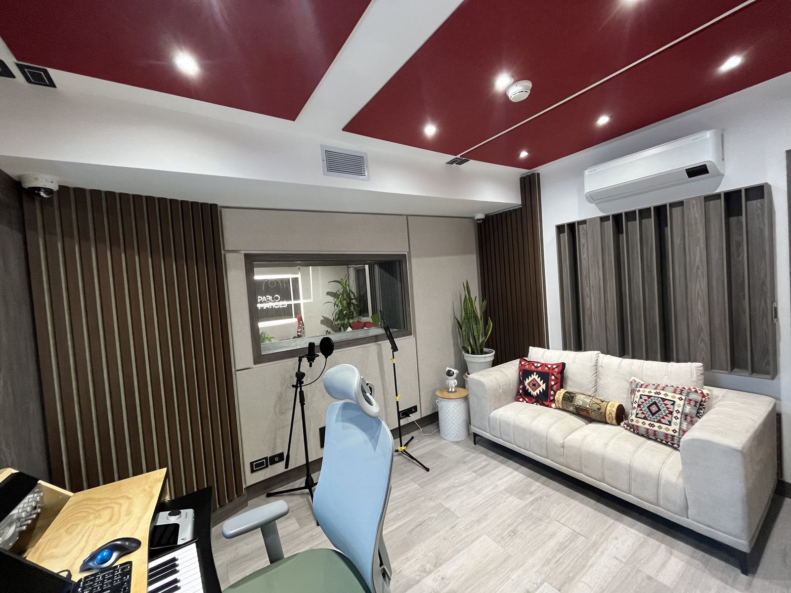 Sala principal del estudio de Dieco Mancipe
